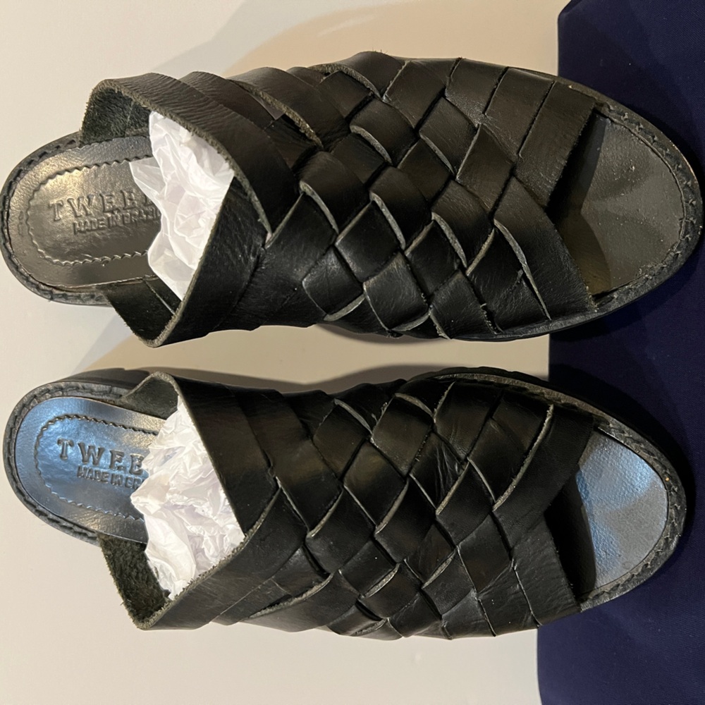 Tweeds black leather sandals. - Picture 4 of 8